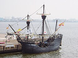 Réplica moderna de la nao Victoria navegando.