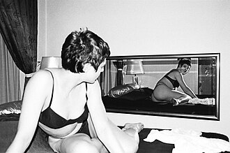 Fotografía que muestra a una trabajadora en un establecimiento de Berlín