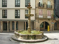 Fuente histórica en la plaza del Hierro