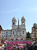 Vista de la Piazza di Spagna con la iglesia al fondo