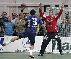 Portero de balonmano ante un lanzamiento