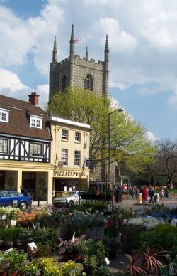 Fachada y estructura histórica de la iglesia de Santa María de Reading
