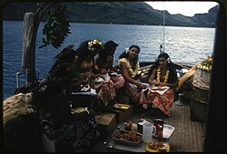 Bailarinas a bordo de una embarcación en Bora Bora en el año 1957