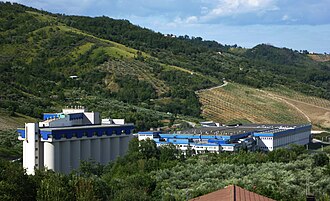 Representación de la marca y sede empresarial de De Cecco en Fara San Martino.