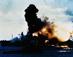 El USS Arizona explota