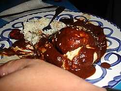 Plato tradicional de mole poblano con arroz