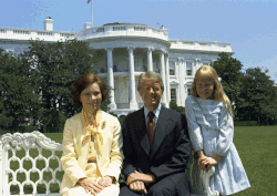 Jimmy Carter junto a su esposa Rosalynn y su hija Amy en los jardines de la Casa Blanca.