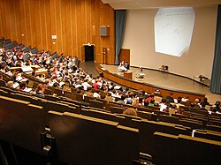 Estudiantes prestando atención a una clase magistral en la Universidad de Aquisgrán.