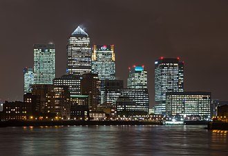 Vista nocturna de Canary Wharf en los Docklands
