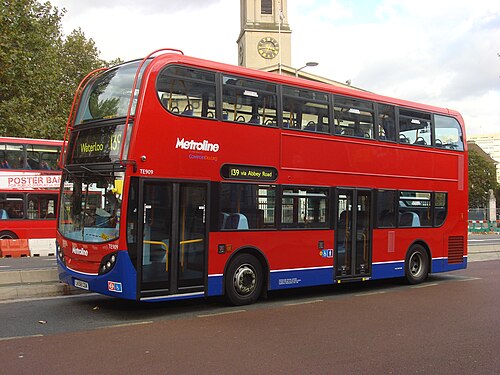 Un autobús de dos pisos operando en las calles de Londres, Reino Unido.