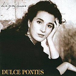 Dulce Pontes en una actuación musical