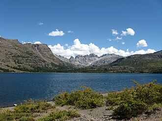 Vista panorámica de las lagunas rodeadas por bosque nativo patagónico.