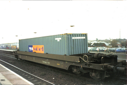 Contenedor intermodal P&O Nedlloyd en un vagón de pozo en Inglaterra