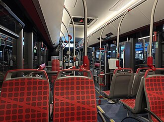 Interior de un autobús de la red rápida de TMB