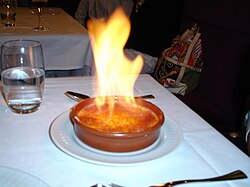 Crème brûlée flameada y lista para servir