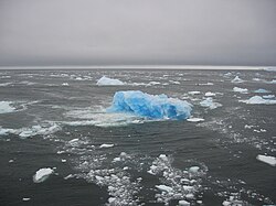 Bloque de hielo azul en el círculo polar antártico