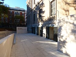 Área de acceso renovada del museo.