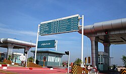 Señal de carretera indicando distancias en millas y furlongs en Myanmar