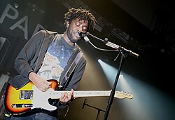 Kele Okereke interpretando canciones en un acto en vivo en Barcelona, España.
