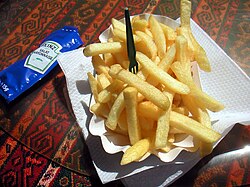 Pommes frites con un sobre de mayonesa