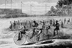Grabado histórico que muestra una carrera de velocípedos en Francia en el año 1869.