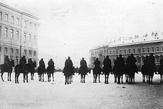 Soldados a caballo esperan a los manifestantes frente al Palacio de Invierno en San Petersburgo