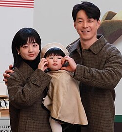 Familia en un entorno urbano de Seúl, Corea del Sur.