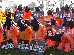 Manifestantes caracterizados como detenidos en la prisión de Guantánamo
