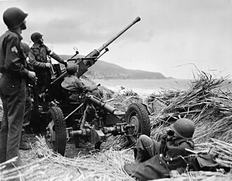 Soldados estadounidenses con un cañón antiaéreo Bofors 40 mm