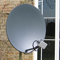 Antena parabólica descentrada o fuera de eje instalada para telecomunicaciones.