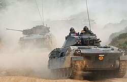 Varios vehículos de combate de infantería Dardo VCI realizando maniobras tácticas.