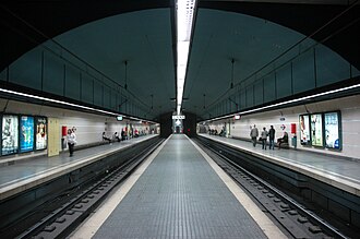 Andén de la L6 en la estación de Muntaner