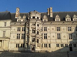 Patio y escalera del castillo de Blois en Francia
