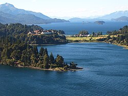 Paisaje del lago Nahuel Huapi junto al complejo Llao Llao