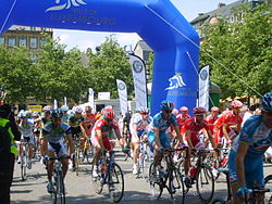 Ciclistas en el momento de tomar la salida durante la segunda etapa del Tour de Luxemburgo en el año 2007.