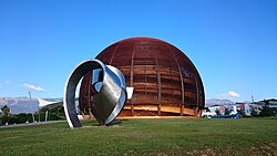 Globo de la Ciencia y la Innovación situado en Ginebra, Suiza, vinculado al CERN.