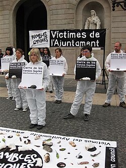 Manifestación de Rambles Étiques frente al Ayuntamiento