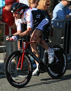 Jens Voigt rodando sobre su bicicleta durante el Tour de California.
