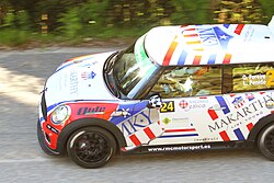 Óscar Pereiro al volante de un MINI durante el Rally Rías Baixas