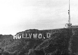 Fotografía histórica del cartel de Hollywood en estado de ruina