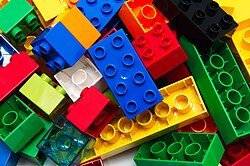 Bloques de construcción de Lego en una mesa de trabajo.