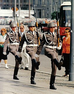 Guardia de Honor desfilando en la Avenida Unter den Linden