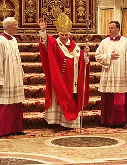 Benedicto XVI luciendo un palio