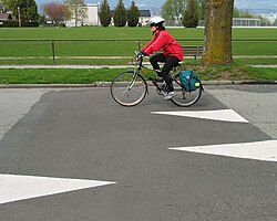 Persona montando en bicicleta en un entorno urbano
