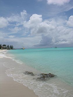 Fotografía de una playa tropical desierta en las Bahamas.