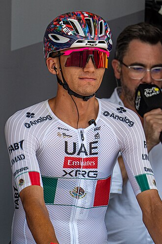 Isaac del Toro con el uniforme de su equipo