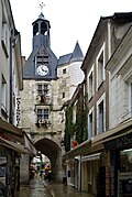 La Torre del Reloj situada en una calle de Amboise