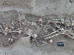 Fosa común de víctimas de peste en Martigues, Francia