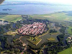 Vista aérea panorámica de la zona urbana e histórica de Naarden