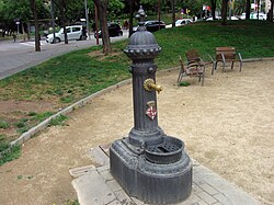 Fuente en serie modelo Barcelona situada en la plaza de Pablo Neruda.